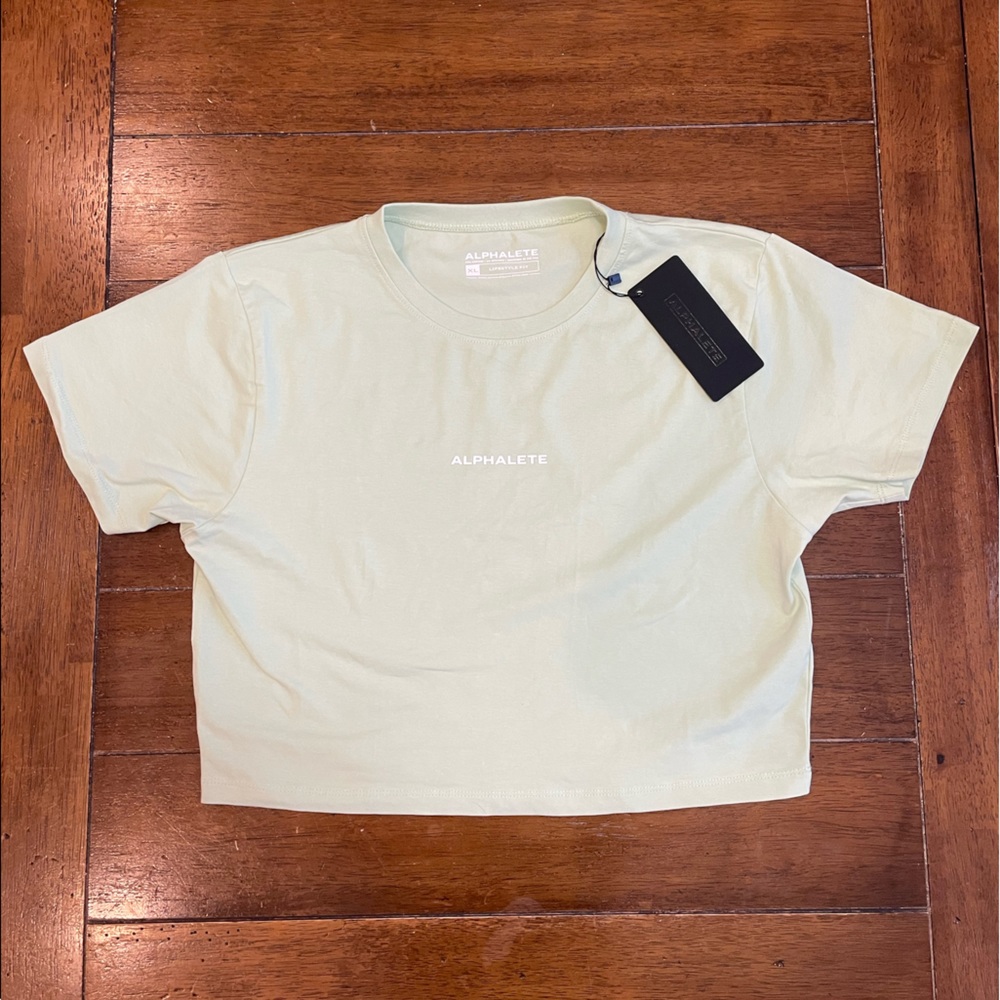 Alphalete Core Crop Top NWT

Color- Frozen Sprint

Size - XL , fits like M-L